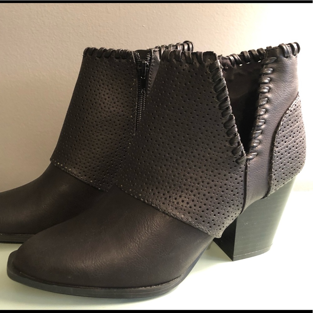 Qupid Booties with zipper